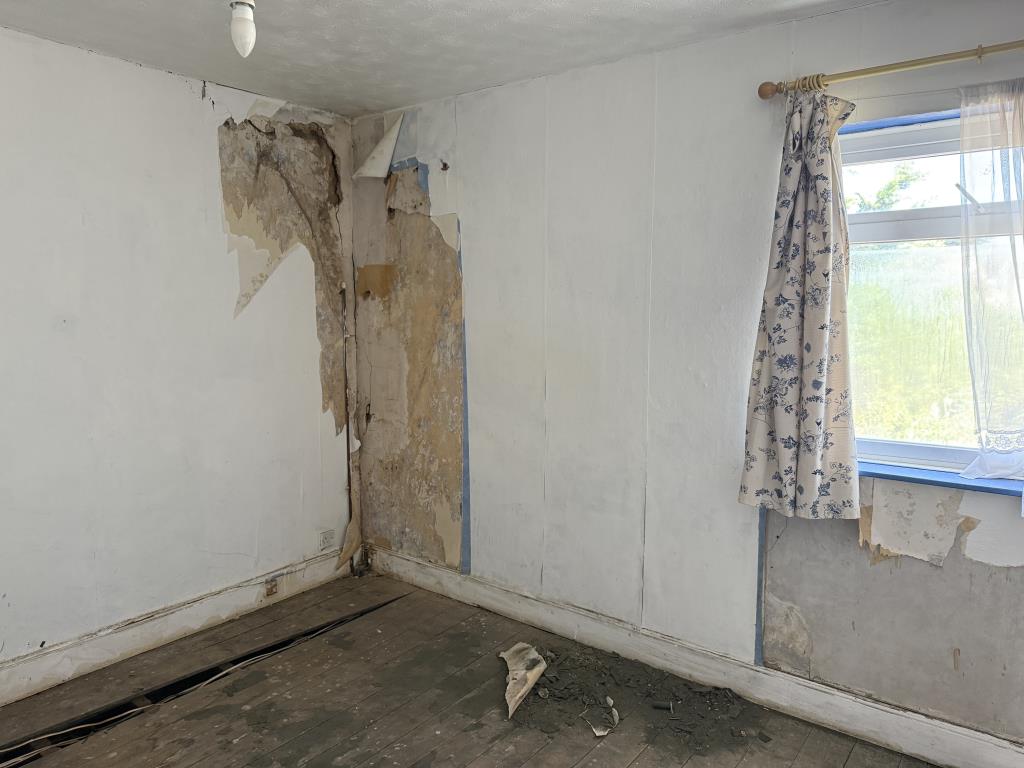Lot: 83 - TWO-BEDROOM SEMI-DETACHED HOUSE FOR IMPROVEMENT - Bedroom Two